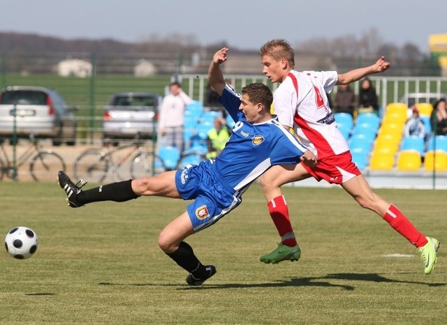 Piłkarze Korala Dębnica (niebieskie stroje) u siebie muszą wygrać co najmniej 1:0 lub 2:1. 