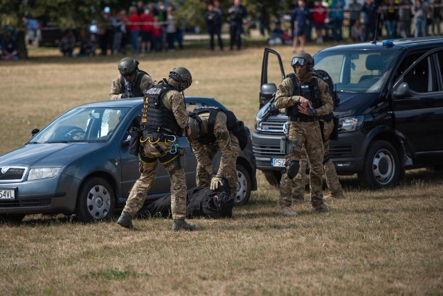 Niebiescy dzieciom 2018: Pod halą Arena w Poznaniu antyterroryści, policja i mnóstwo dzieciaków