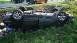 Wypadek na drodze 62. Kierowca zasnął za kierownicą i dachował. Wypadek w Nowych Płudach. 18.07.2021. Zdjęcia
