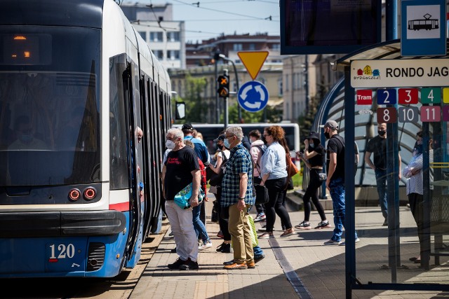 Miejscy kontrolerzy nie wyłapują wszystkich gapowiczów w komunikacji miejskiej, ale profesjonalnej firmy w Bydgoszczy na razie nie będzie.