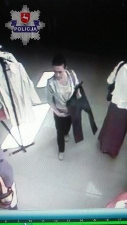 Kradzież w sklepie w Bełżycach. Policja poszukuje młodej kobiety