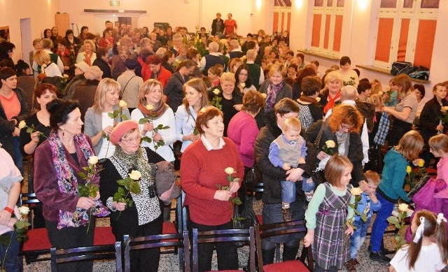 Sala widowiskowa Domu Kultury w Małogoszczu pękała w szwach podczas imprezy zorganizowanej z okazji Dnia Kobiet.