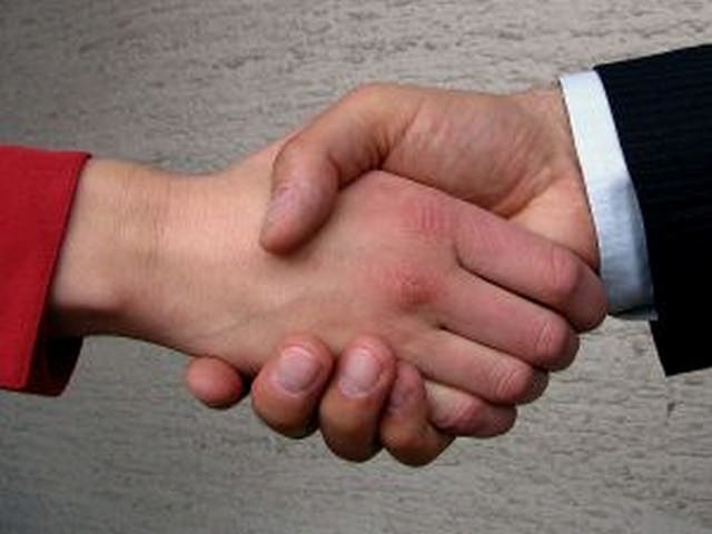 Podpisanie porozumienia stron, potem uścisk dłoni - właśnie tak możemy pożegnać się, gdy sami odchodzimy z pracy