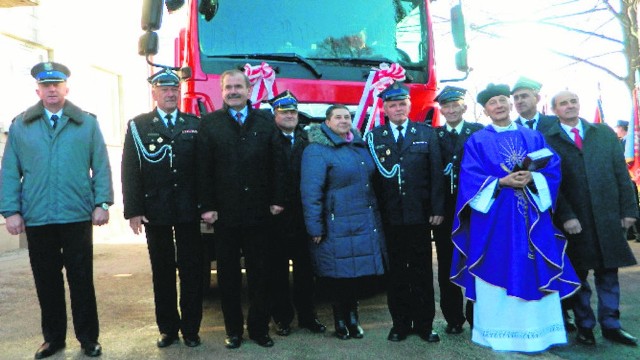 Nowy, czerwony ratowniczo-gaśniczy MAN  został przekazany z honorami strażakom w Sokolinie.