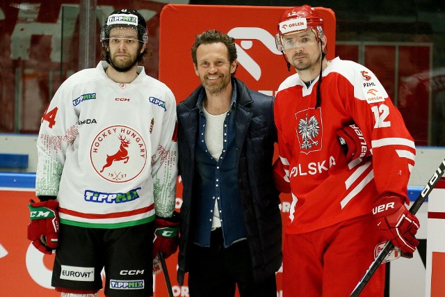 Polak Maciej Kruczek (po prawej) i Wegier Nandor Fejes (po lewej) pozują do zdjęcia z byłym hokeistą reprezentacji Polski i ligi NHL Mariuszem Czerkawskim (w środku)