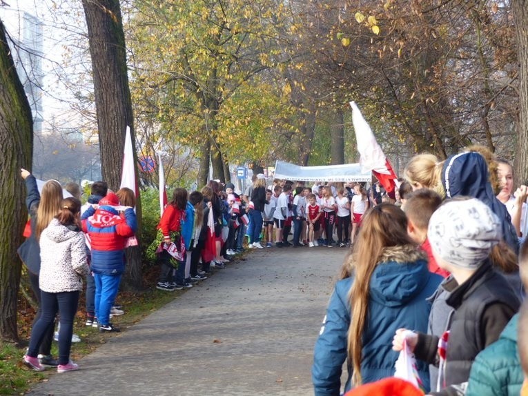 100 biegaczy na 100-lecie. W PSP 13 Radom uczniowie godnie i na sportowo uczcili okrągłą rocznicę odzyskania niepodległości (ZDJĘCIA)