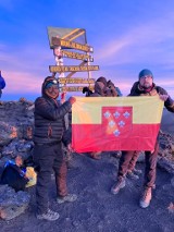 Łukasz Bogdanowski ze stowarzyszeniem Szlak Mi Się Trafił zdobył Kilimandżaro. Ze szczytu góry apeluje o pomoc dla chorych na mukowiscydozę