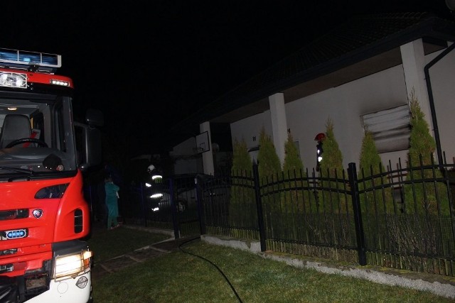 W nocy w Krzywopłotach w gminie Karlino doszło do pożaru mieszkania.