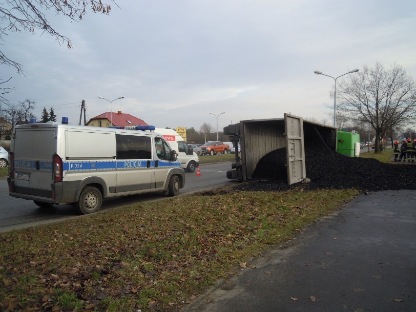 Ciężarówka przewróciła się na ulicy Jagiellońskiej. Węgiel...