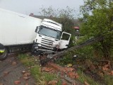 Wypadek w Pękaninie. Ciężarówka ścięła słup i wjechała w ogrodzenie [ZDJĘCIA]