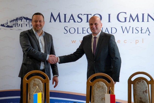 Umowę dotyczącą współpracy podpisali od lewej: burmistrz Teofipola Mikhail Tenenev i burmistrz Solca nad Wisłą Marek Szymczyk.