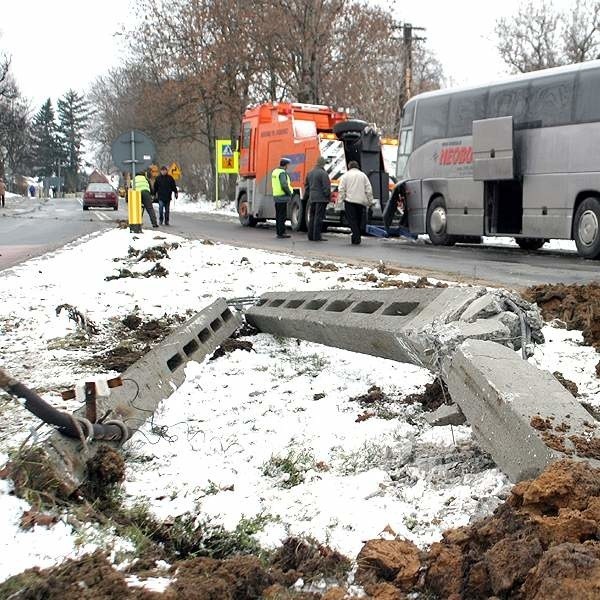 Groźna kolizja na skrzyżowaniu dróg krajowych zatrzymała ruch na kilka godzien.