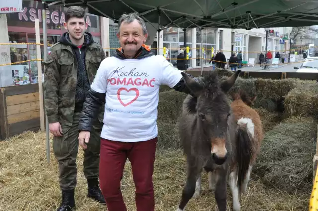 - Będziemy kwestować na kluczborskim Rynku cały tydzień - mówią Stanisław Konarski (z prawej) i wolontariusz Kacper Jurowicz.