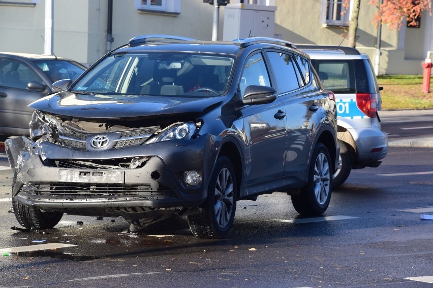 Wypadek przy ulicy Sienkiewicza. Kolizja toyoty i opla