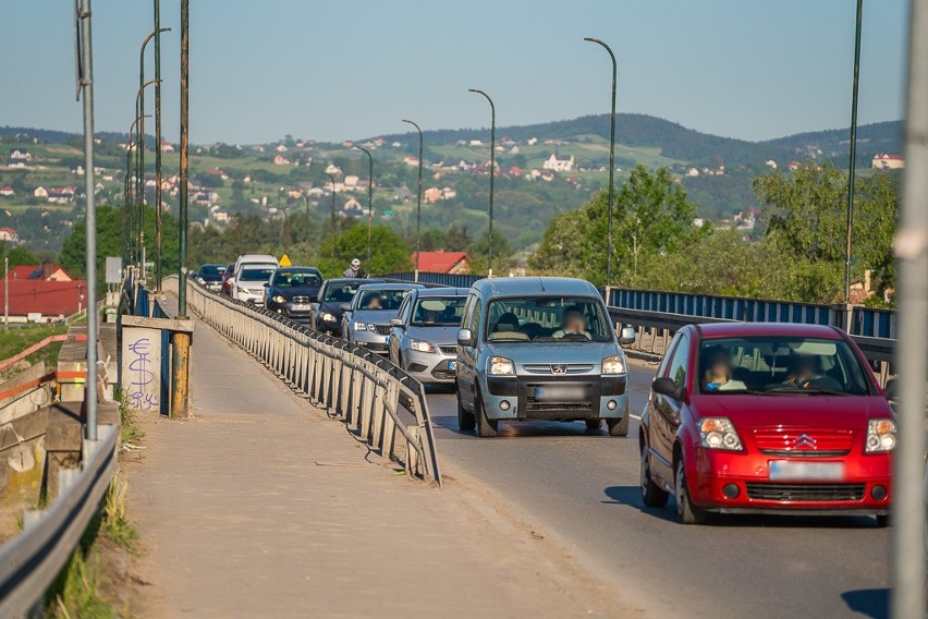 Nowy Sącz. Ledwo zamknęli most heleński, a już zaczęły tworzyć się korki