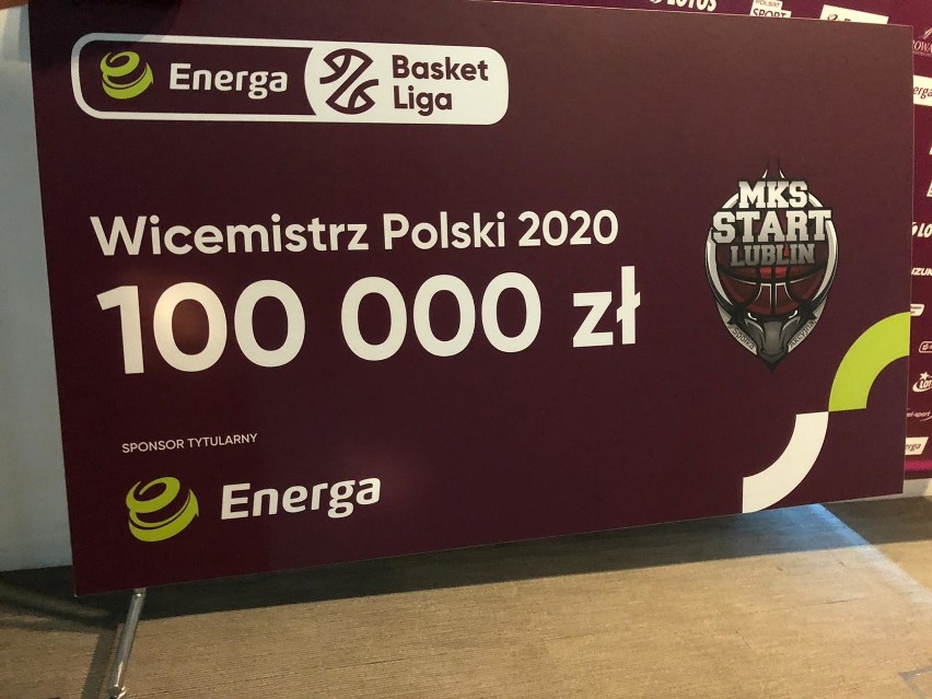 Koszykarze Startu Lublin otrzymali medale i puchar za wicemistrzostwo Polski w sezonie 2019/2020