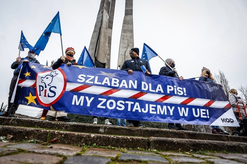 "Zostajemy w Europie! Jesteśmy Europejczykami!" Protest na ulicach Gdańska 5.12.2020. Hasła przeciw rządom i decyzjom Zjednoczonej Prawicy