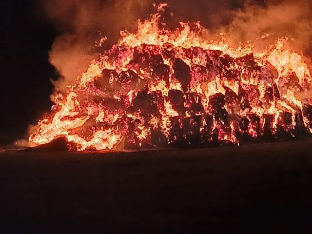 Ponad osiem godzin walczyli wielkopolscy strażacy z pożarem, jaki wybuchł w Wiardunkach we wtorek, 3 maja, w godzinach wieczornych. Zapalił się tam stóg słomy. Ogień był widoczny z dużych odległości. Zobacz zdjęcia --->