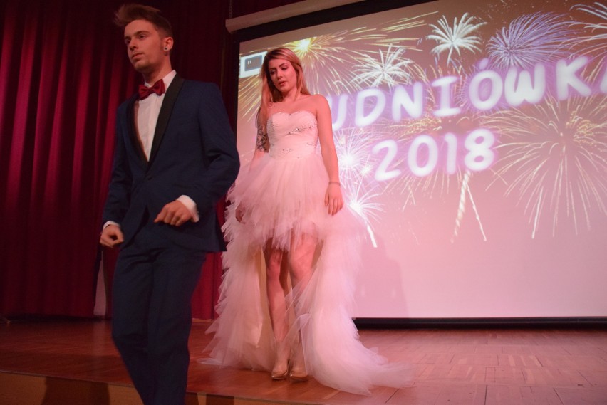 Moda studniówkowa 2018. Pokaz w Zespole Szkół nr 1 im....