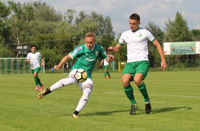 Robert Janicki (z lewej) jesienią zdobył dla Olimpii Grudziądz dwa gole w meczu o Puchar Polski