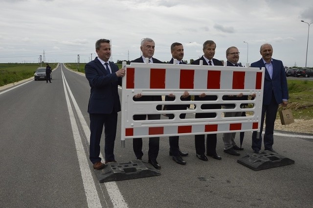 Oficjalne otwarcie obwodnicy Staszowa. Na zdjęciu od lewej Leszek Kopeć, burmistrz Staszowa, Andrzej Bętkowski, marszałek województwa, Józef Żółciak, starosta powiatu staszowskiego, Paweł Krakowiak, radny sejmiku województwa i Mirosław Szczukiewicz, prezes Przedsiębiorstwa Robót Inżynieryjnych Fart