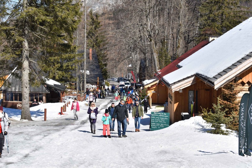 Tatry. Piękny dzień w górach. Na szlakach sporo turystów i narciarzy. W górach jednak ślisko! Zdjęcia z soboty 19 marca