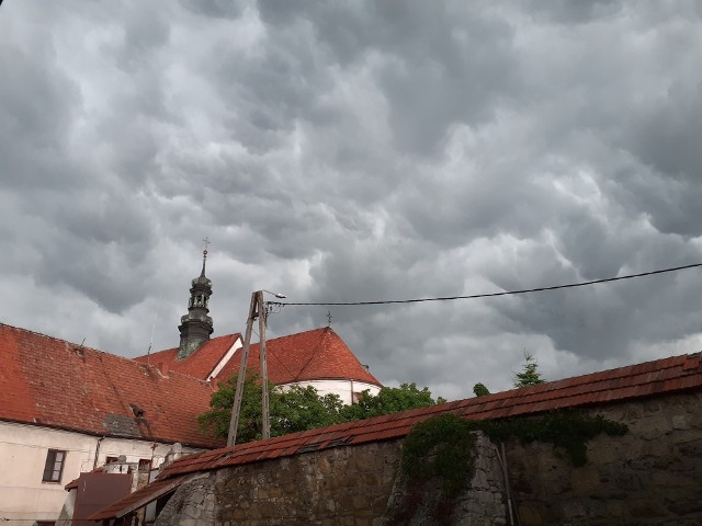 Chmury nad klasztorem mirowskim w Pińczowie