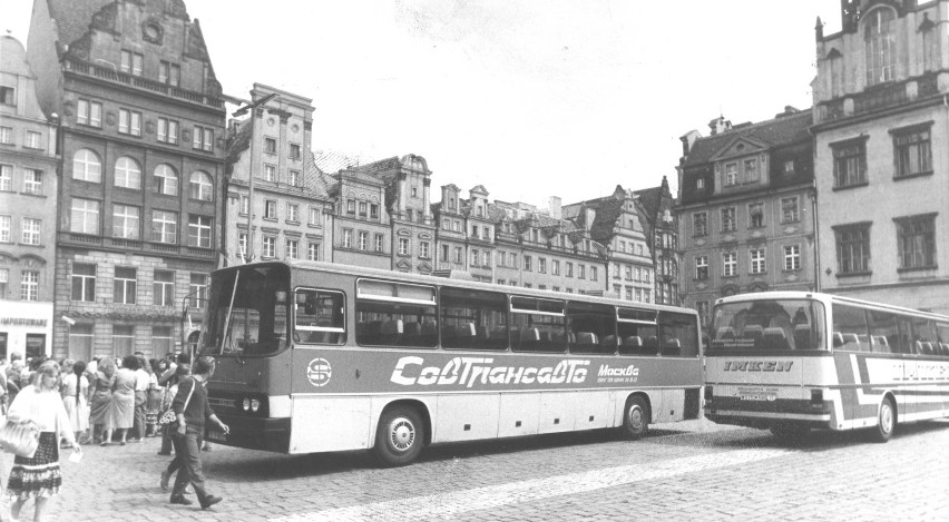 WROCŁAW 07-07-1988. RYNEK, Z LEWEJ FRAGMENT SUKIENNIC, W...