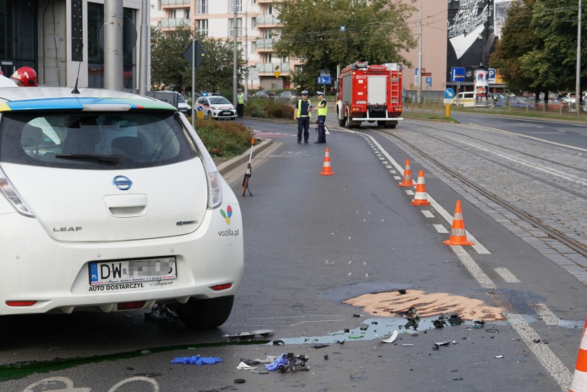 Vozilla zderzyła się z motocyklem - wypadek w centrum Wrocławia. Motocyklista w ciężkim stanie trafił do szpitala