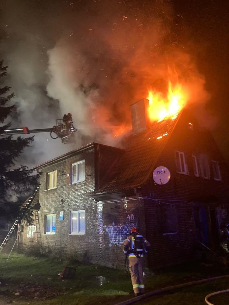 Pożar domu w Letnicy. Z ogniem walczyło 7 zastępów straży...