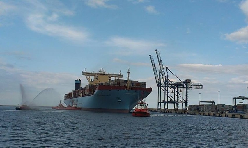 Największy kontenerowiec świata w Gdańsku. Maersk Mc-Kinney Moller przypłynął [ZDJĘCIA]