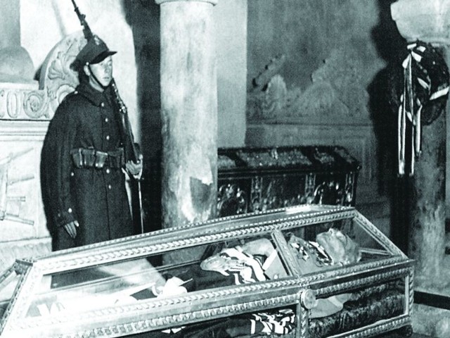 Po śmierci Marszałka jego ciało było wystawione w szklanej trumnie na Wawelu