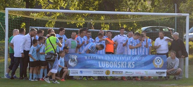 Tak piłkarze Lubońskiego KS cieszyli się pół roku temu z awansu do IV ligi. Radość szybko przemieniła się jednak w rozgoryczenie i została zastąpiona brutalną rzeczywistością