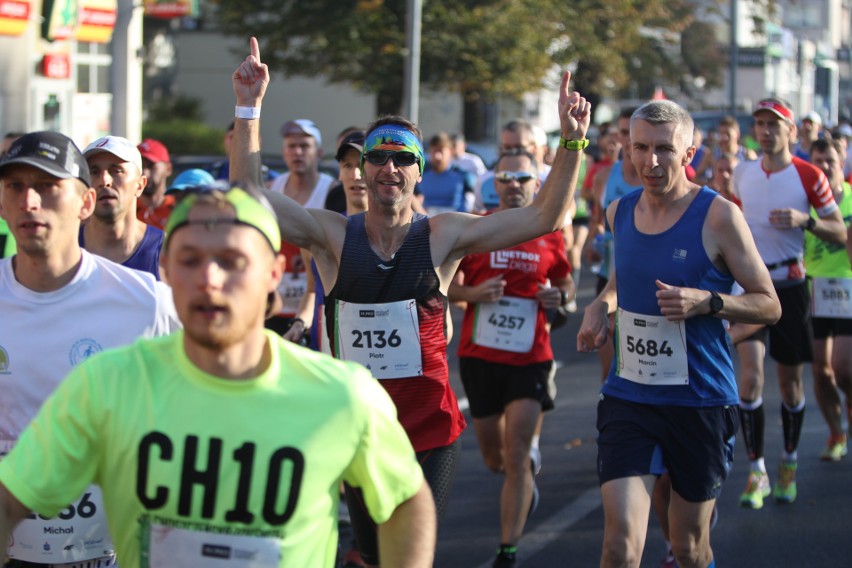 Zdjęcia z maratonu w Poznaniu 2018 - biegacze na pierwszym...