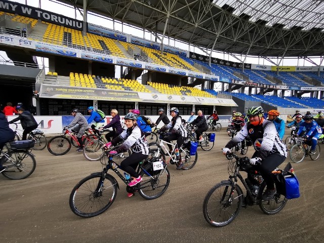 Rowerzyści mieli dziś okazję uczestniczyć w cyklicznym rajdzie "Kujawsko-Pomorskie na Rowery". Z Motoareny ruszyli ulicą Łukasiewicza, dalej Szosą Okrężną, Polną do ul. Ugory w stronę  Lulkowa, następnie drogą nr 552 do Różankowa, a dalej ścieżką rowerową do Zamku Bierzgłowskiego; następnie na Barbarkęi dalej w stronę Przysieka i ścieżką rowerową do Torunia, na metę przy Motoarenie.Zobacz też: Miejskie rowery elektryczne. Ile kosztują?