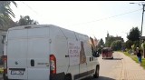 Niezwykły przejazd z relikwiami świętego Jana Pawła II przez wsie w parafii Kazimierza Mała. Ludzie czekali przed domami [WIDEO]