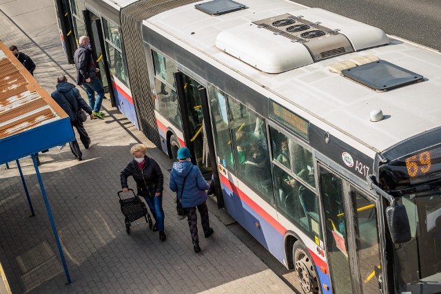 Maseczki wciąż obowiązują w autobusach. I słusznie