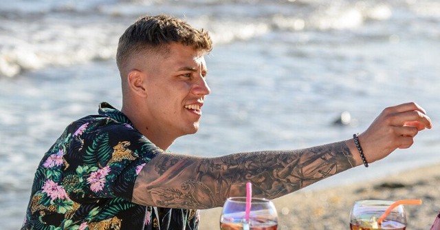 Czas na wielki finał programu „Love Island. Wyspa miłości 7”. Ogromną szansę na finał ma Kamil Jagielski, który na wyspie miłości jest towarzyszem Beaty Kurpas. Dla Kamila kamery programu telewizyjnego to nie nowość, bo już miał okazję szaleć w jednym z nich... Zobaczcie, jak wyglądał kilka lat temu!