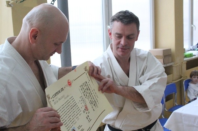 Sensei Artur Prusiński odbiera z rąk sensei Mariusza Mazura certyfikat na III stopień Dan.