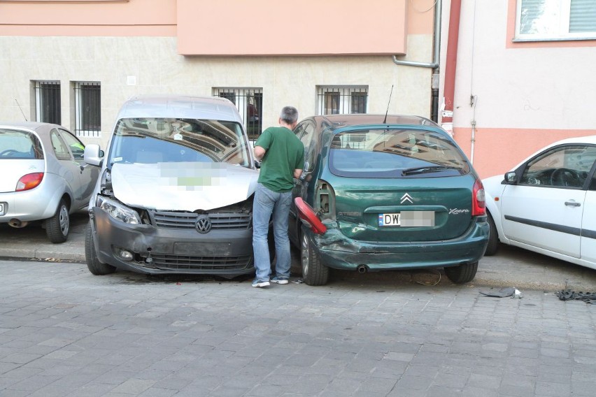 Wypadek na Gajowej. Peugeot staranował sześć aut 