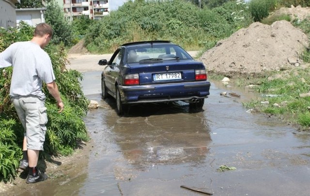 Suchą stopą nie sposób przejść do garaży. Bezpośrednio po deszczu kałuża jest kilkakrotnie większa, niż na zdjęciu.