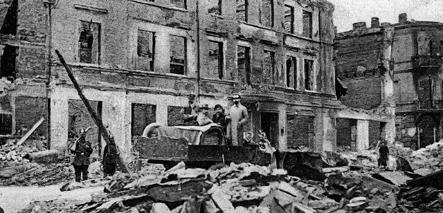 Kalisz zrujnowany przez Niemców w 1914 r. Na zdjęciu róg nowego Rynku i ul. Chopina.