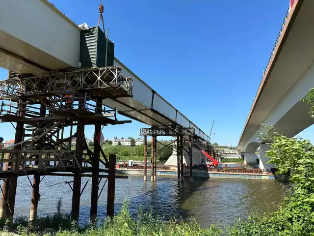 300-tonowy kolos dotarł na miejsce - finał trudnego etapu budowy mostu w Sandomierzu