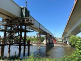300-tonowy kolos dotarł na miejsce. Finał trudnego etapu budowy mostu w Sandomierzu. Zobacz niezwykłe zdjęcia