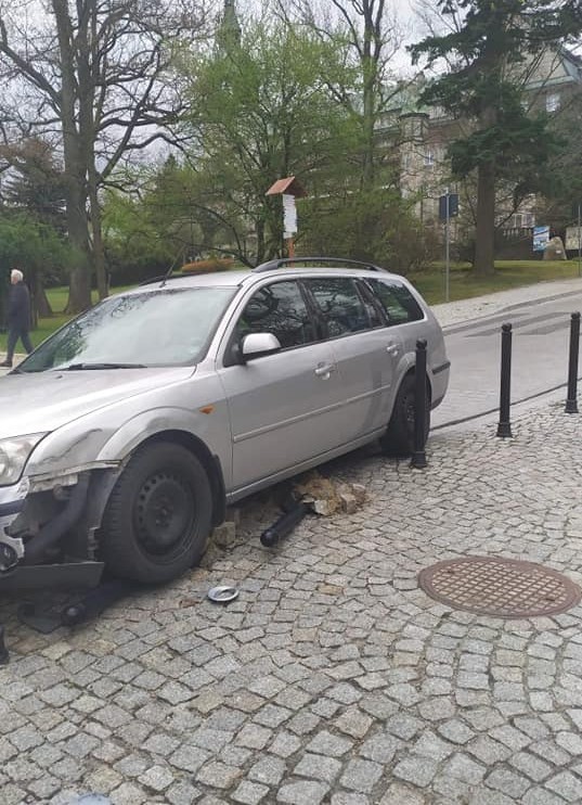 Samochód stoczył się po deptaku. Było groźnie [ZDJĘCIA]