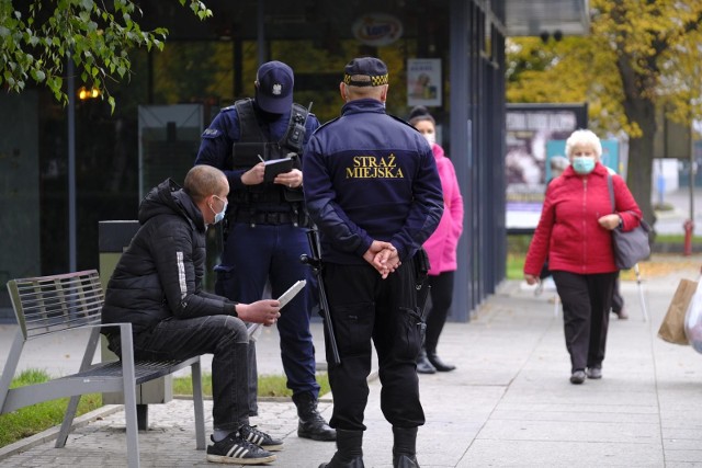 Czwarta fala koronawirusa przez cały czas daje nam się mocno we znaki. W piątek odnotowano w Polsce 15 904 nowych zakażeń, co jest kolejnym rekordem w ostatnim okresie wzrostu liczby zakażeń. Minionej doby zmarły 152 osoby. Jedną z wytycznych Ministerstwa Zdrowia jest noszenie maseczek w publicznych przestrzeniach zamkniętych, do czego wielu torunian - i nie tylko oni - się nie stosuje. Policja zapewnia, że w Toruniu egzekwuje ten nakaz. Jak skutecznie? >>>>>