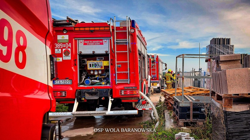 Pożar ciężarówek w Baranowie Sandomierskim. W akcji strażacy (ZDJĘCIA)