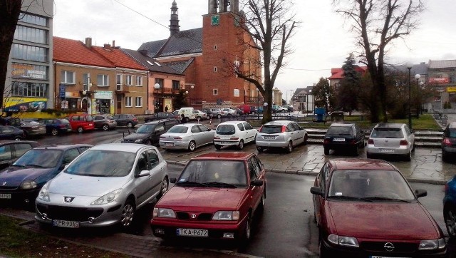 Wielu kierowców zostawia swoje samochody wokół proszowickiego Rynku