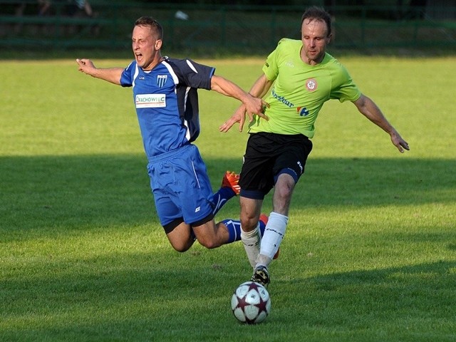 JKS Jarosław (niebieskie stroje) mógł wygrać w Żurawicy więcej niż 1-0.