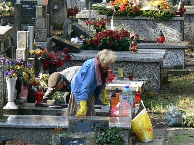 Na cmentarzach coraz więcej osób krząta się, sprzątając nagrobki swoich bliskich.